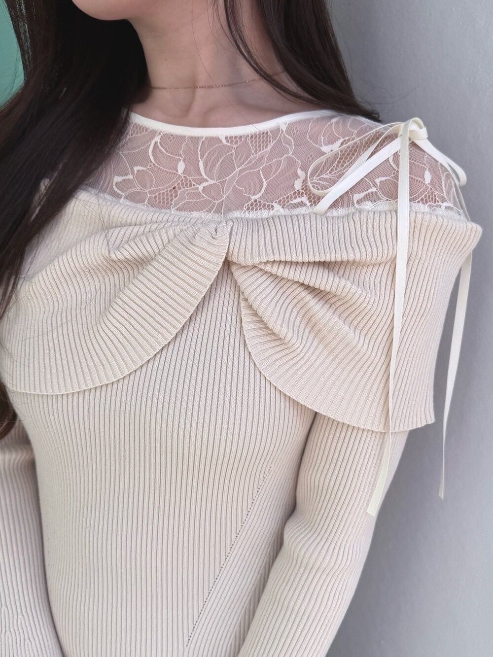 ホワイト系のワンピース、ブラック系のショルダーバッグ、ブラック系のブーツを着用したレディースの秋コーディネートの8枚目の写真