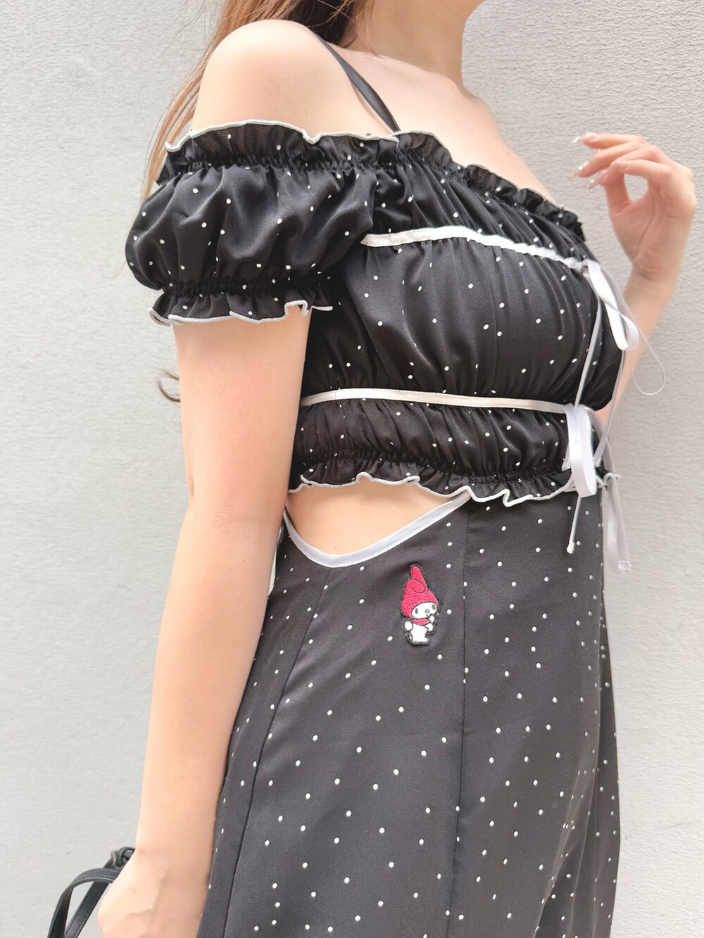 ブラック系のワンピース、ブラック系のショルダーバッグ、ホワイト系のサンダルを着用したレディースの春コーディネートの9枚目の写真