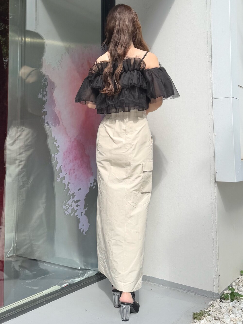 ホワイト系のスカート、ブラック系のシャツ/ブラウスを着用したレディースの夏コーディネートの4枚目の写真