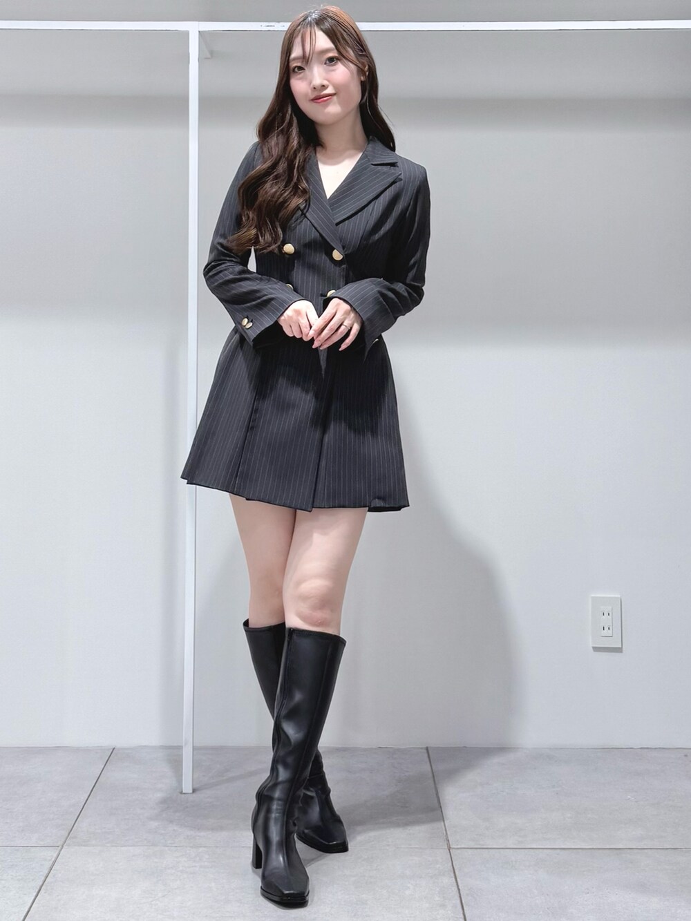 ブラック系のブーツ、グレー系のワンピースを着用したレディースの夏コーディネートの2枚目の写真