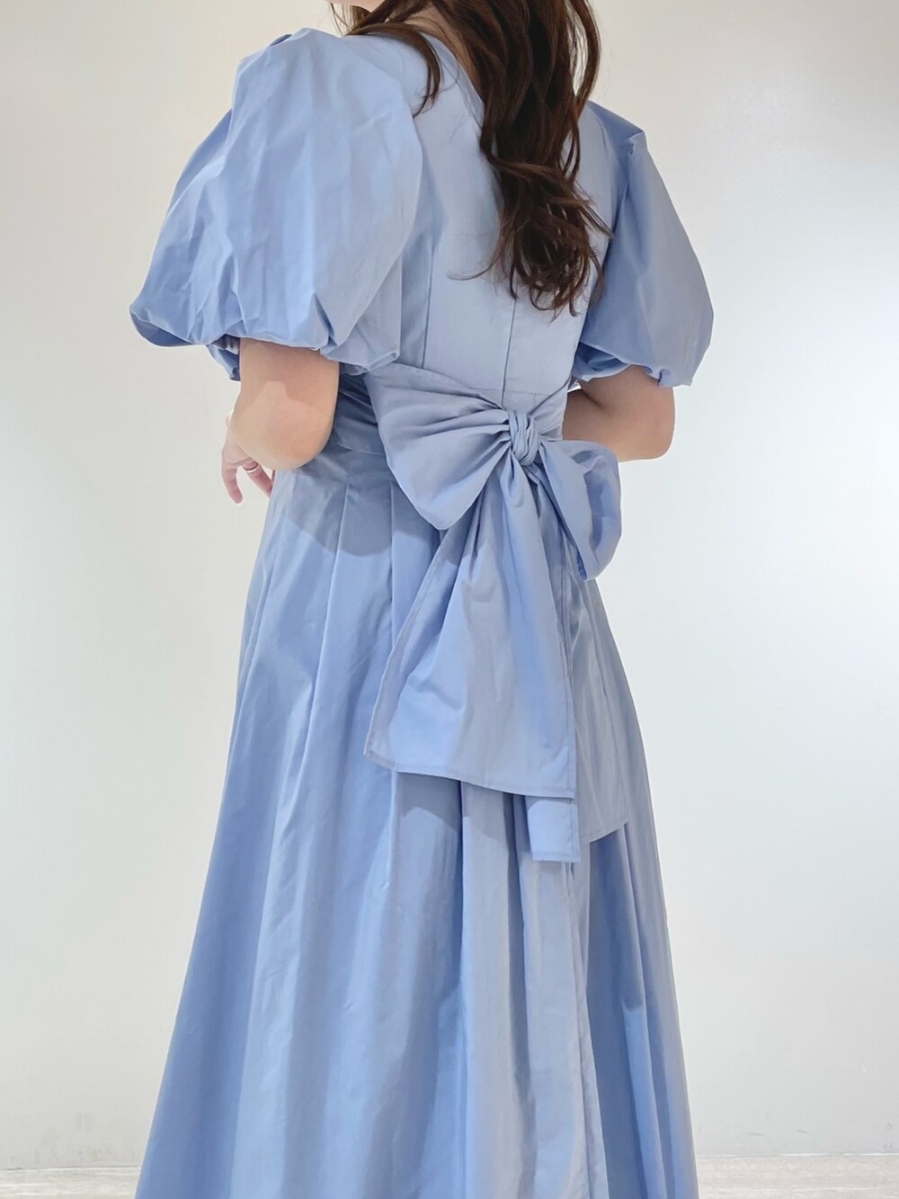 ブルー系のワンピース、その他のサンダルを着用したレディースの春コーディネートの6枚目の写真