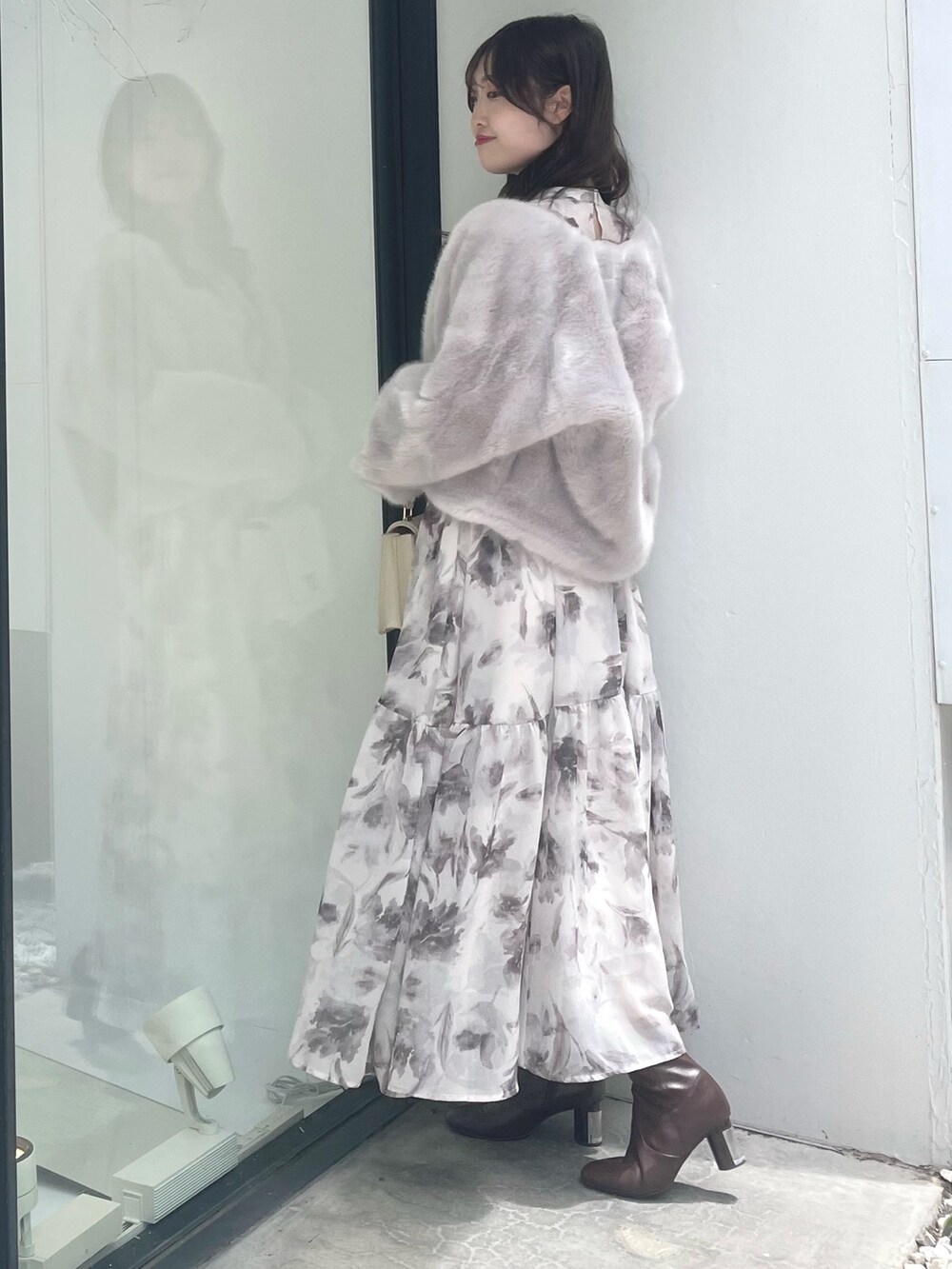 ホワイト系のハンドバッグ、ブラウン系のブーツ、グレー系のその他アウターを着用したレディースの夏コーディネートの2枚目の写真