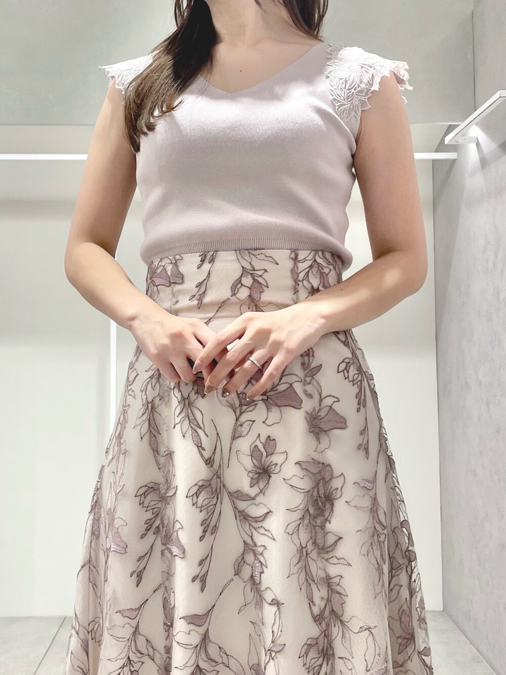 ブラウン系のトートバッグ、ピンク系のスカート、その他のサンダルを着用したレディースの夏コーディネートの4枚目の写真