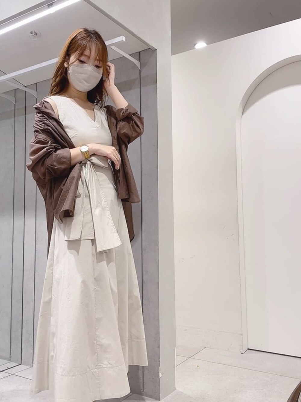 ブラウン系のシャツ/ブラウス、ホワイト系のワンピースを着用したレディースの夏コーディネートの2枚目の写真
