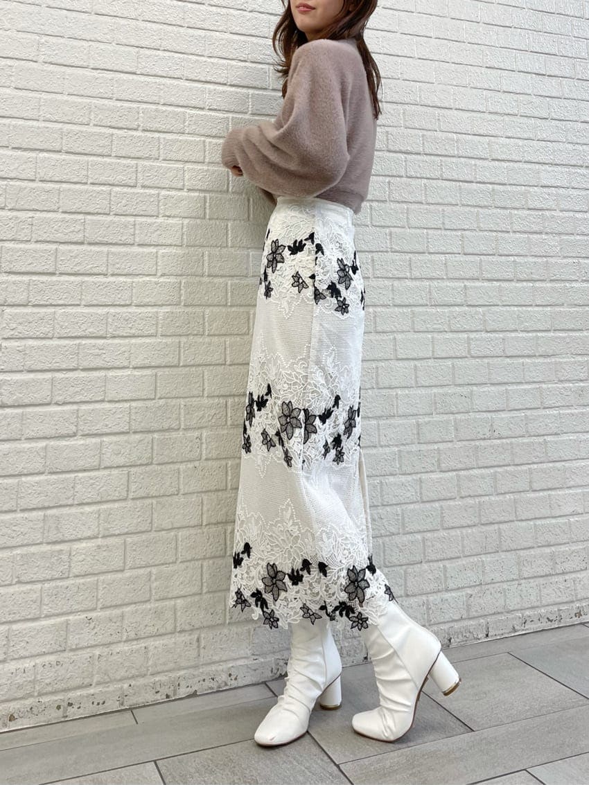 ブラウン系のニット/セーター、ホワイト系のスカート、ホワイト系のその他シューズを着用したレディースの秋コーディネートの2枚目の写真