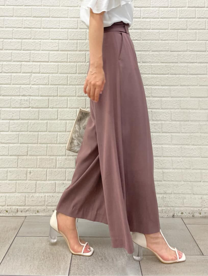 ホワイト系のその他シューズ、ホワイト系のシャツ/ブラウス、ベージュ系のハンドバッグを着用したレディースの秋コーディネートの8枚目の写真