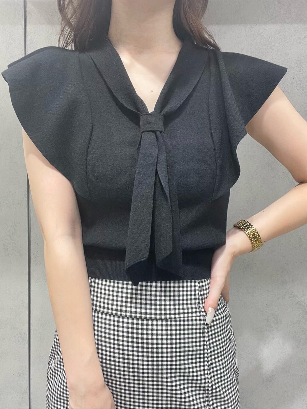 その他のスカート、ブラック系のニット/セーターを着用したレディースの夏コーディネートの2枚目の写真