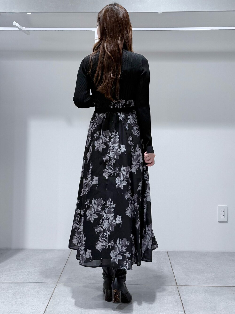 ブラック系のワンピース、ブラック系のブーツを着用したレディースの冬コーディネートの5枚目の写真