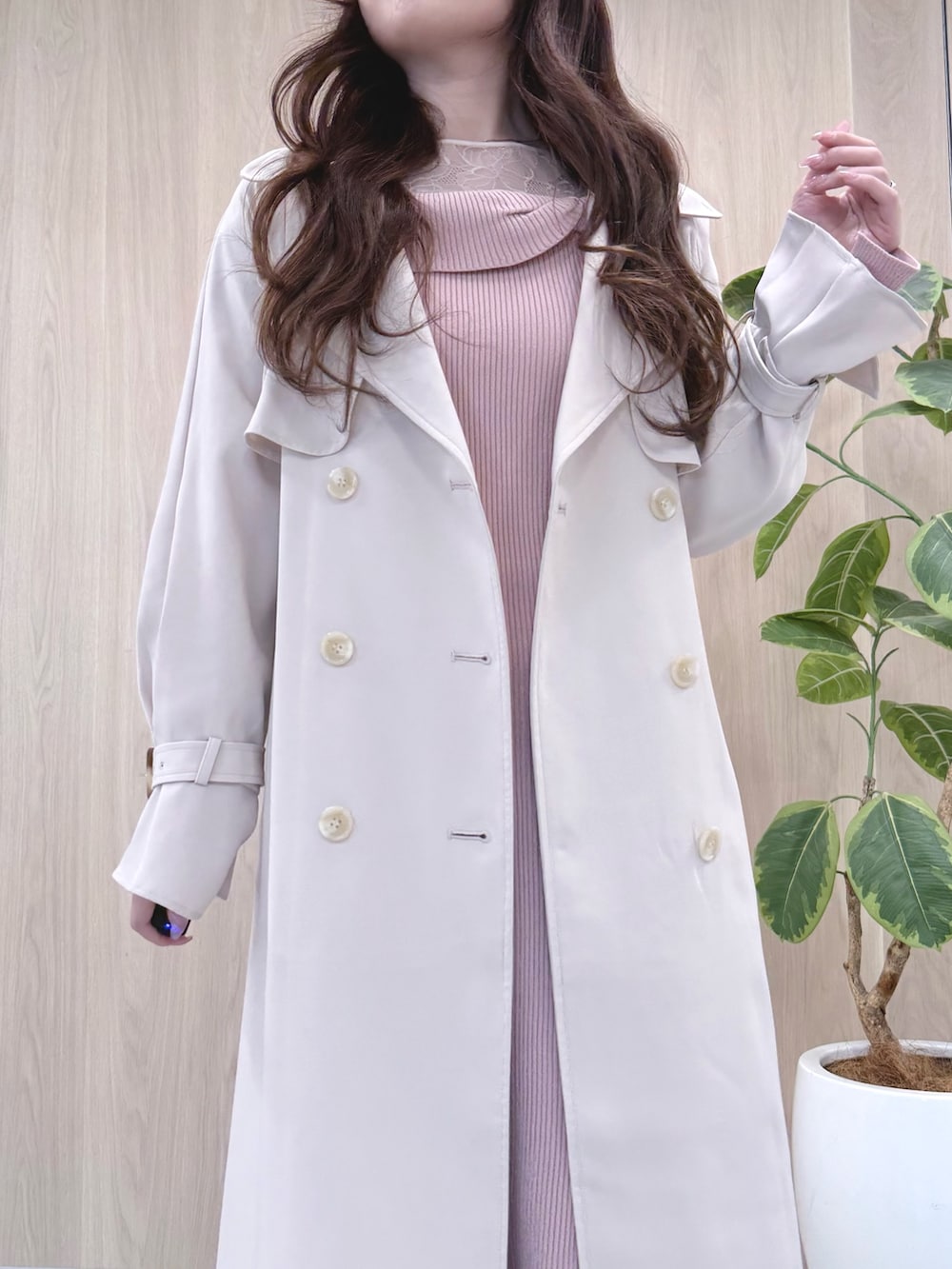 ホワイト系のトレンチコート、ピンク系のワンピース、ホワイト系のパンプスを着用したレディースの冬コーディネートの4枚目の写真