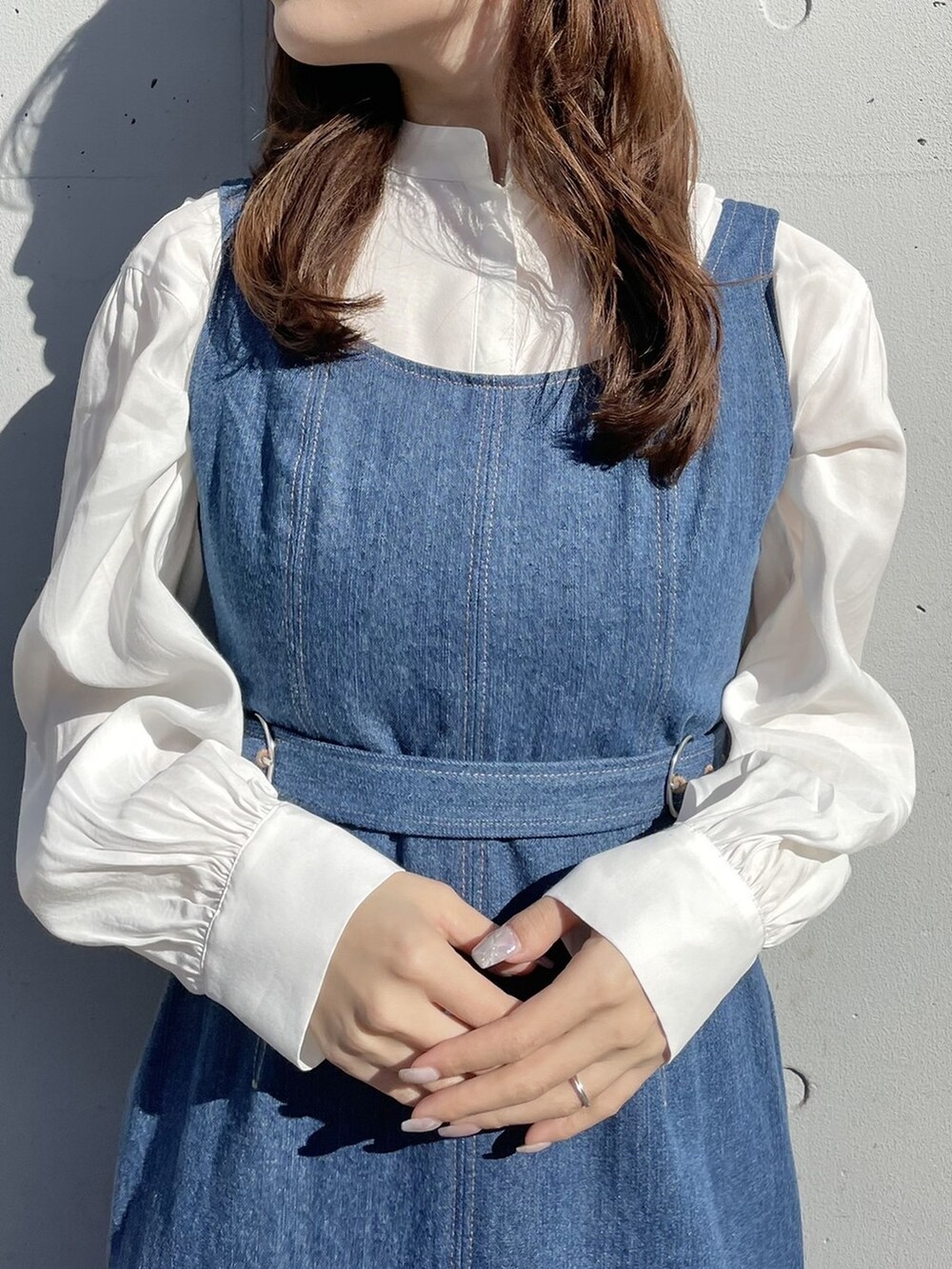 ホワイト系のシャツ/ブラウス、ブルー系のワンピース、ホワイト系のその他シューズを着用したレディースの冬コーディネートの2枚目の写真