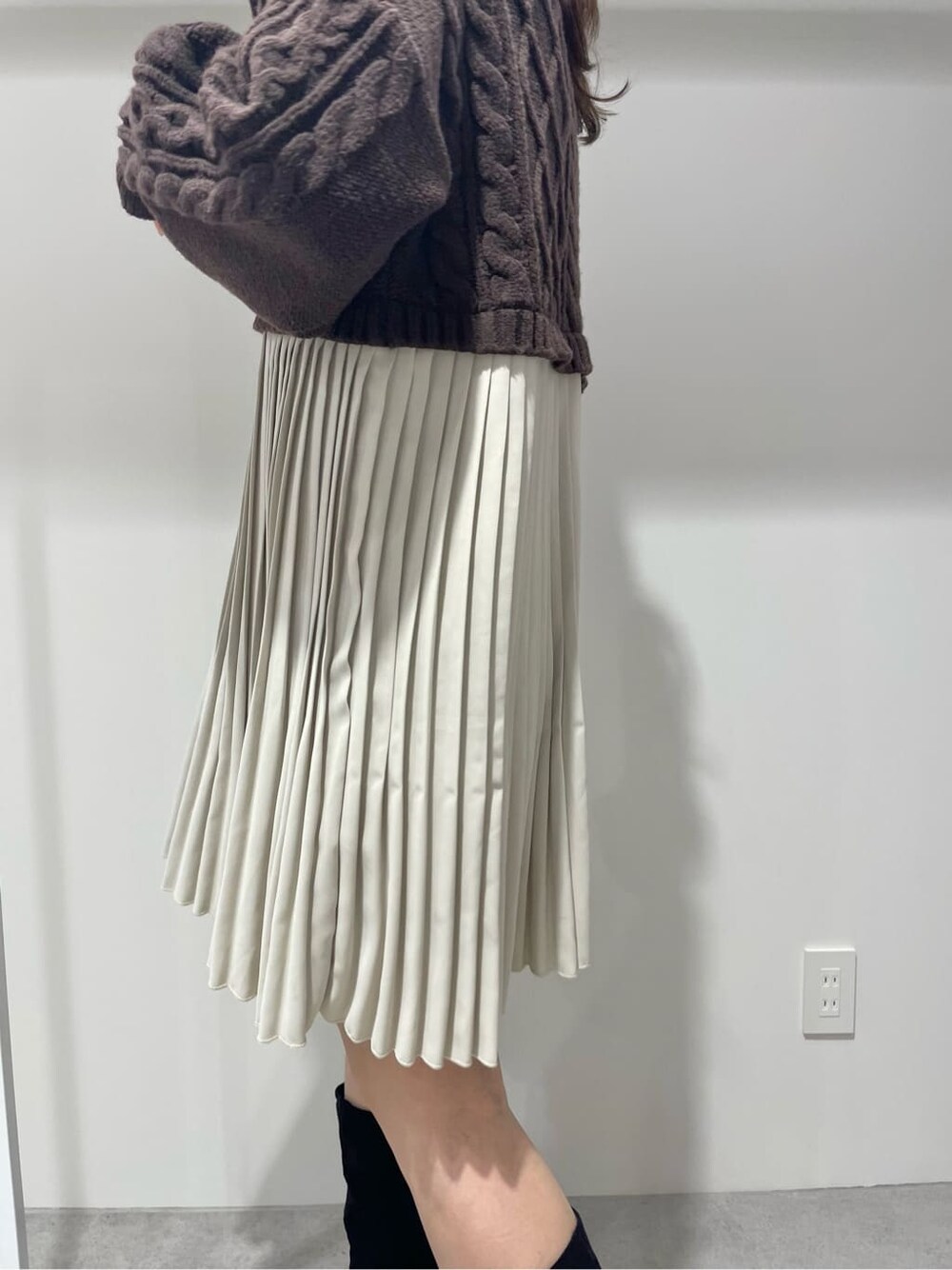 ブラウン系のワンピースを着用したレディースの冬コーディネートの5枚目の写真