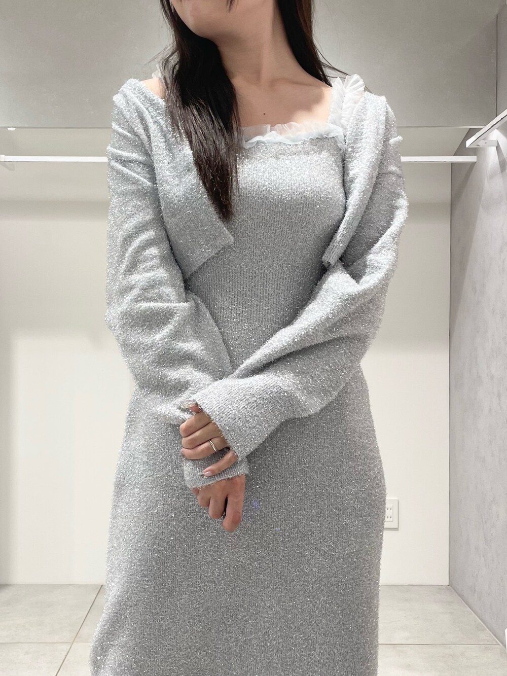 シルバー系のワンピース、ブラック系のショルダーバッグ、ブラック系のブーツを着用したレディースの秋コーディネートの5枚目の写真