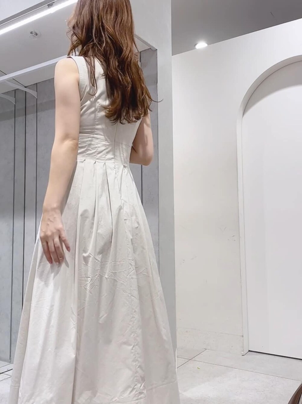 ブラウン系のシャツ/ブラウス、ホワイト系のワンピースを着用したレディースの夏コーディネートの7枚目の写真