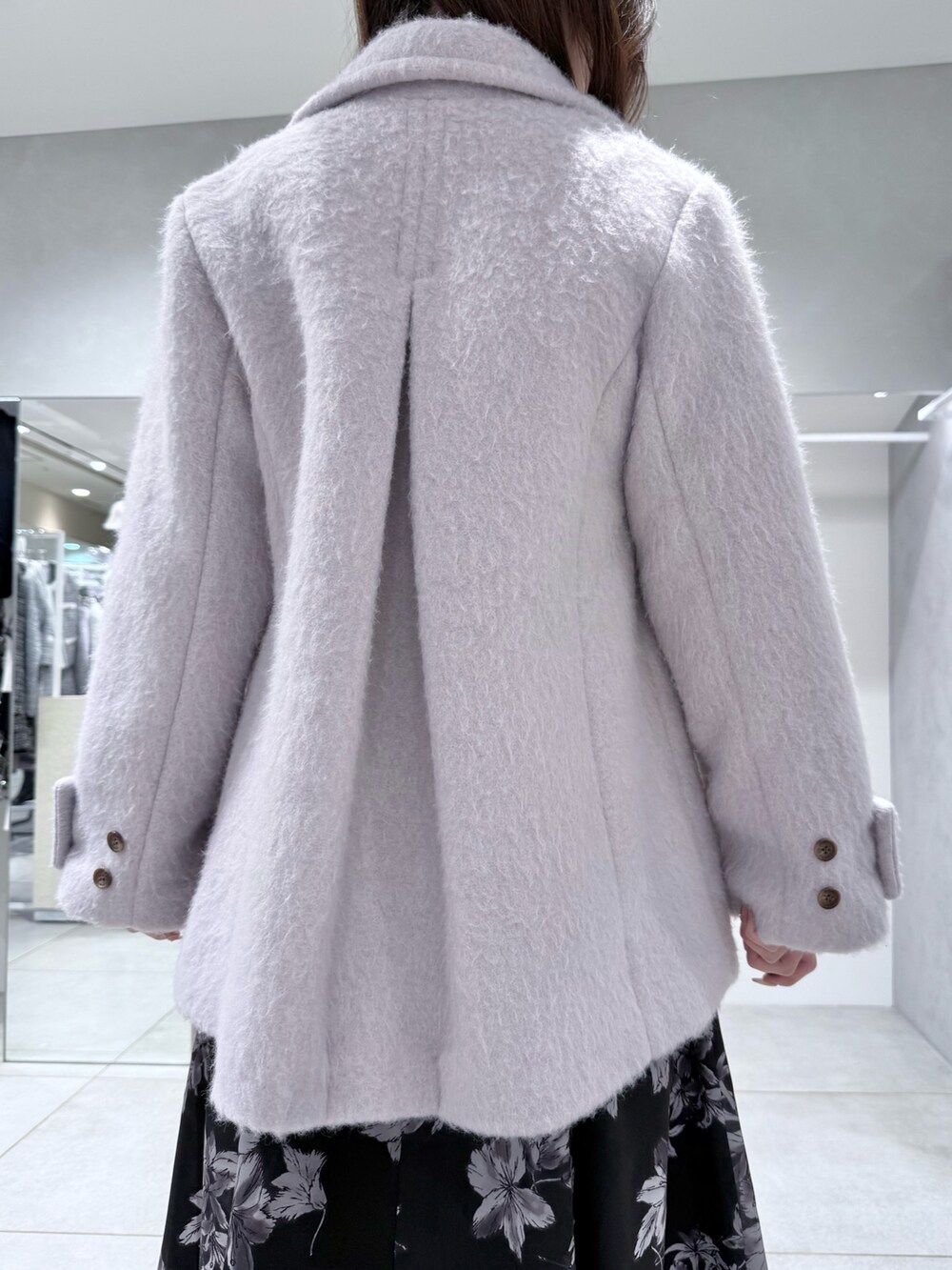 グレー系のその他アウター、ブラック系のワンピース、ブラック系のブーツを着用したレディースの冬コーディネートの9枚目の写真