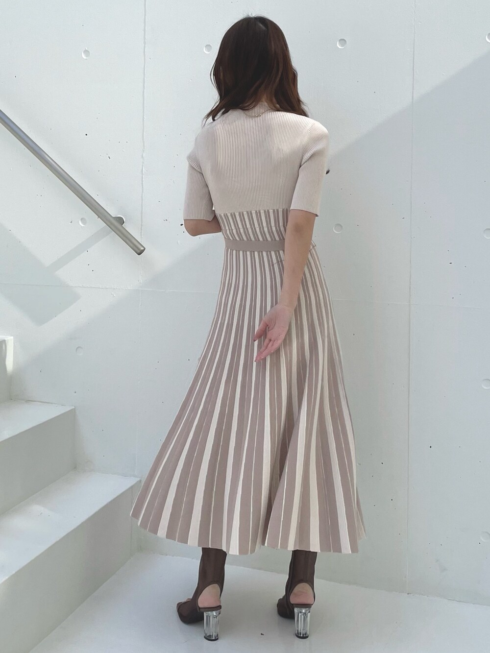 ベージュ系のワンピース、ブラウン系のブーツを着用したレディースの春コーディネートの3枚目の写真