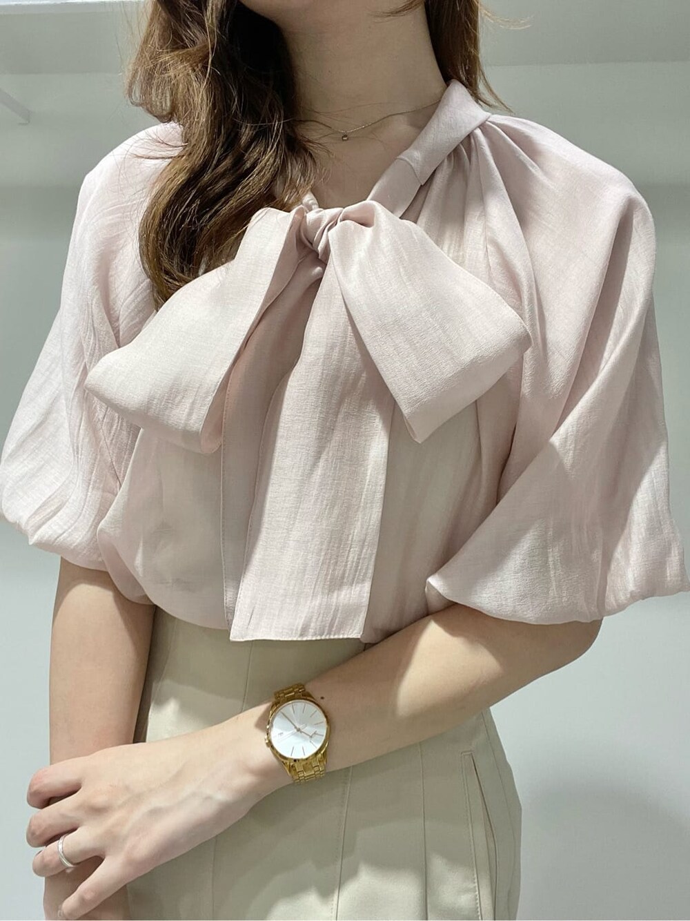 ピンク系のシャツ/ブラウス、ホワイト系のその他パンツ、ベージュ系のサンダルを着用したレディースの夏コーディネートの4枚目の写真