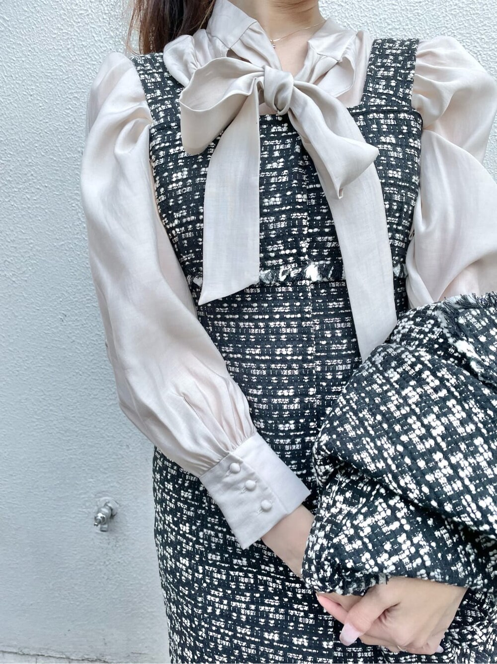 ベージュ系のブーツ、ベージュ系のシャツ/ブラウス、ブラック系のテーラードジャケットを着用したレディースの冬コーディネートの8枚目の写真