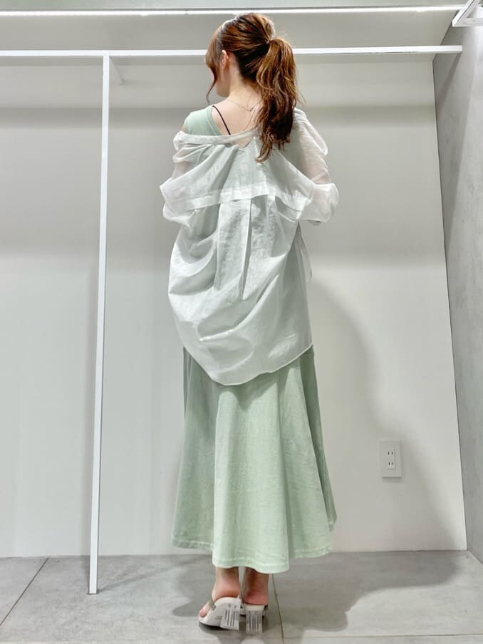 グリーン系のサンダル、ホワイト系のシャツ/ブラウス、ブラック系のキャミソールを着用したレディースの夏コーディネートの3枚目の写真