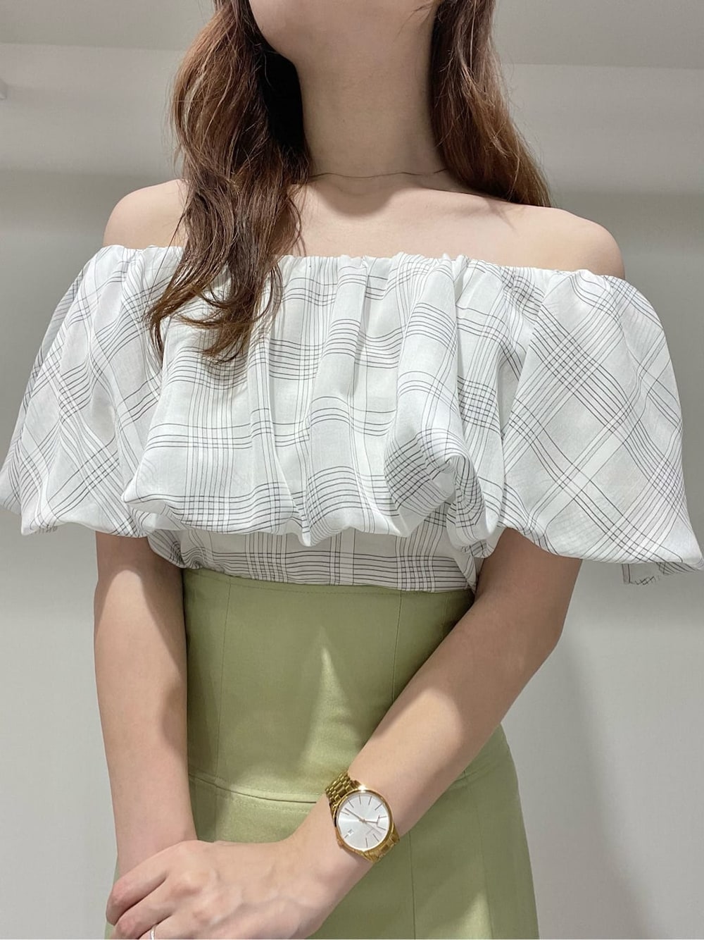 ホワイト系のキャミソール、グリーン系のスカート、ベージュ系のサンダルを着用したレディースの夏コーディネートの5枚目の写真