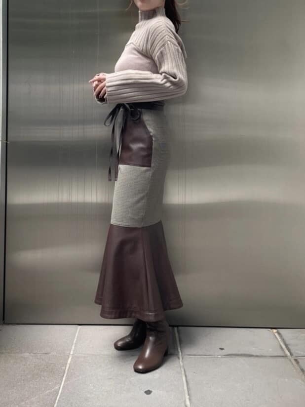 ブラウン系のブーツ、その他のスカート、ベージュ系のニット/セーターを着用したレディースの秋コーディネートの4枚目の写真
