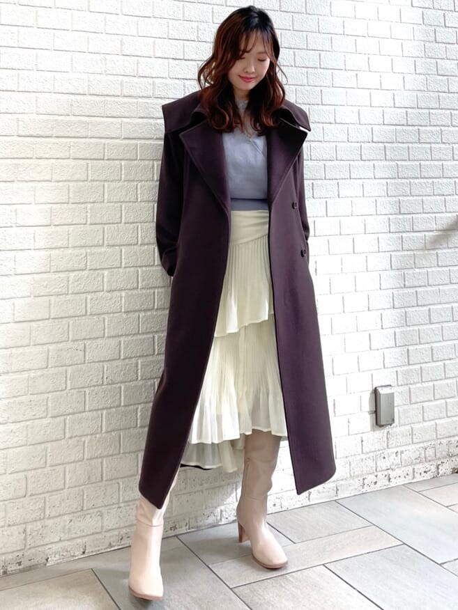 ブラウン系のチェスターコートを着用したレディースの冬コーディネートの3枚目の写真