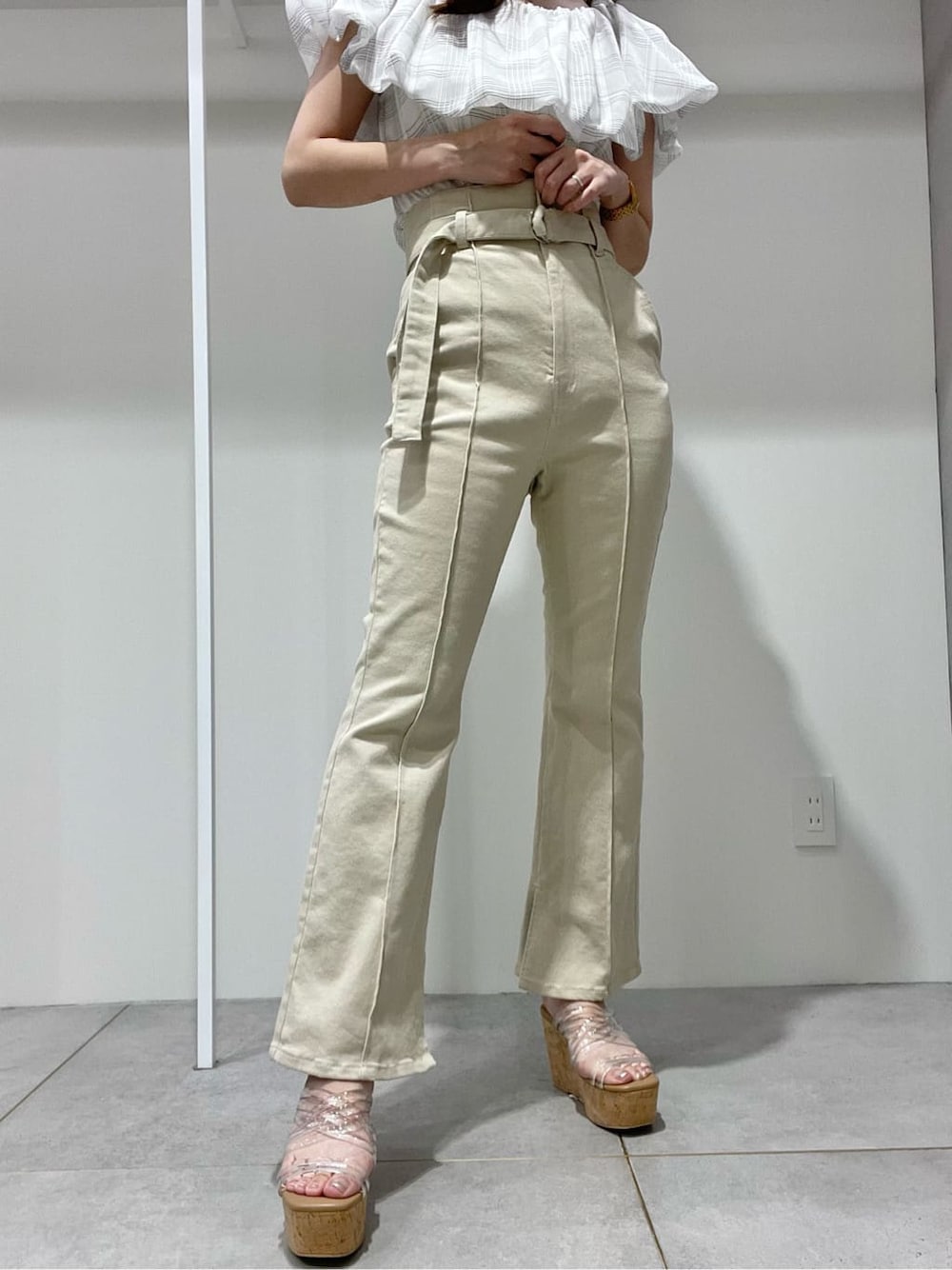 ホワイト系のキャミソール、その他のサンダル、ブラック系のトートバッグを着用したレディースの夏コーディネートの8枚目の写真