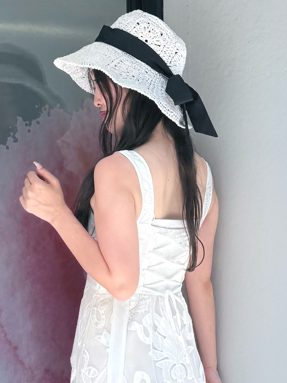 ホワイト系のワンピース、その他のサンダル、ホワイト系のハットを着用したレディースの夏コーディネートの5枚目の写真