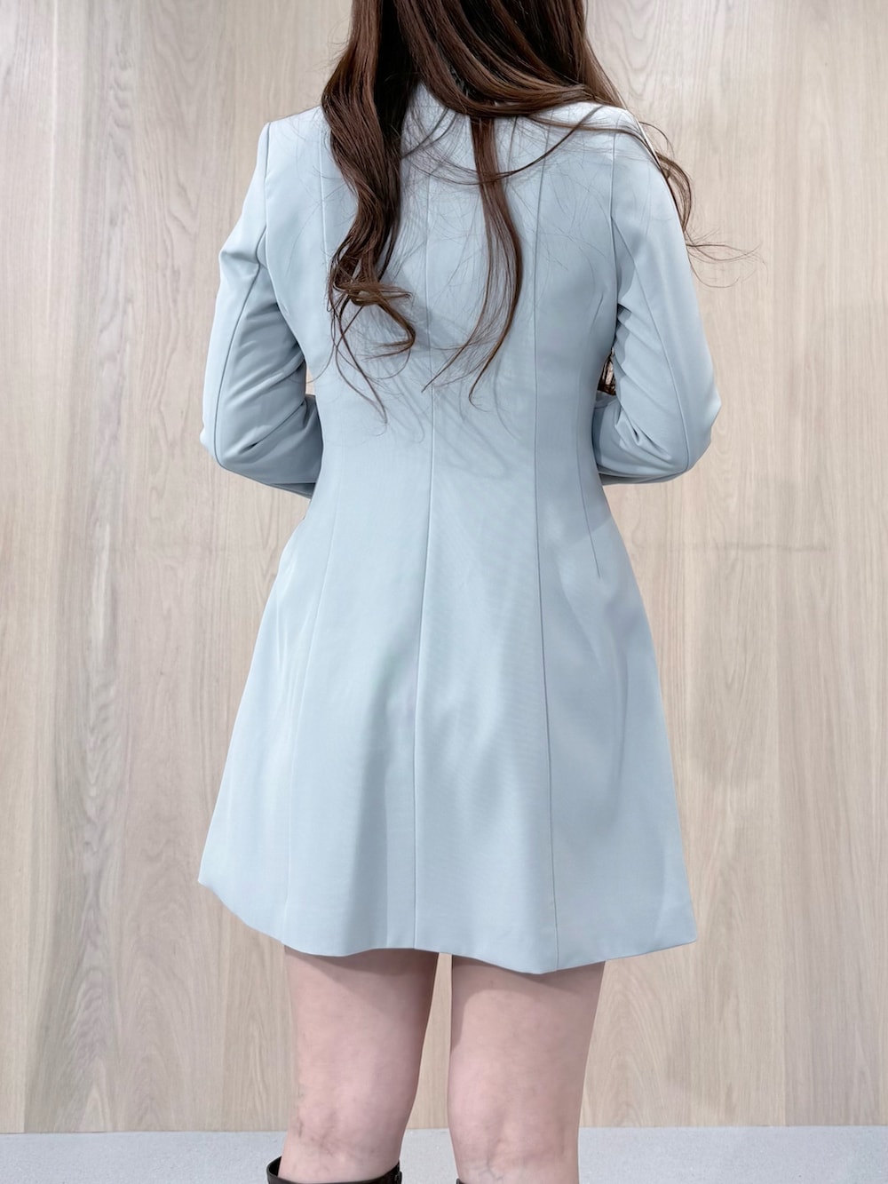 グリーン系のワンピース、ブラウン系のブーツ、グレー系のシャツ/ブラウスを着用したレディースの冬コーディネートの6枚目の写真