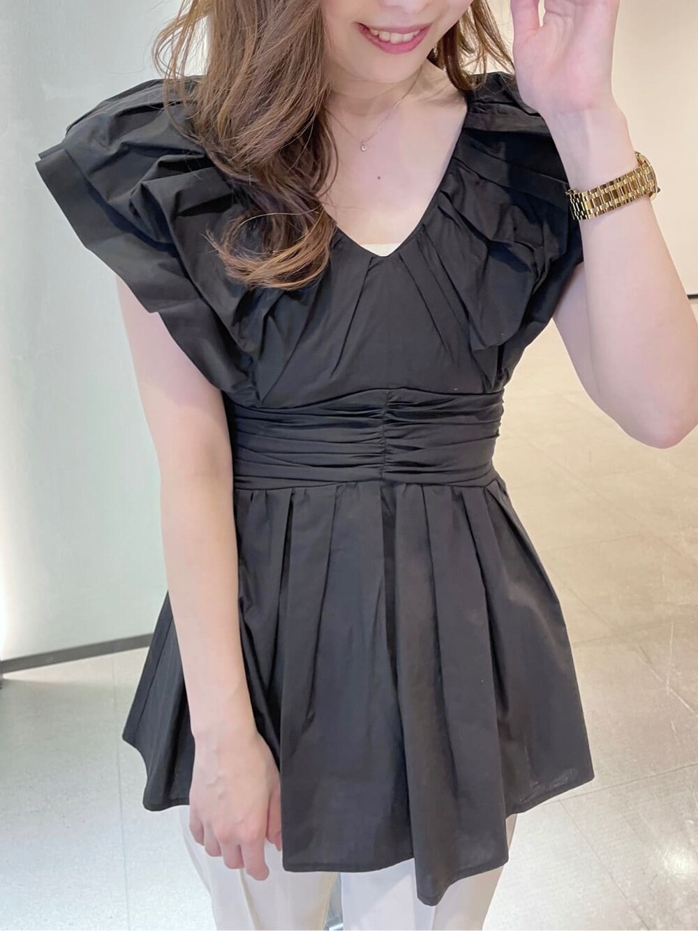 ブラック系のシャツ/ブラウス、ホワイト系のサンダル、ホワイト系のその他パンツを着用したレディースの春コーディネートの3枚目の写真