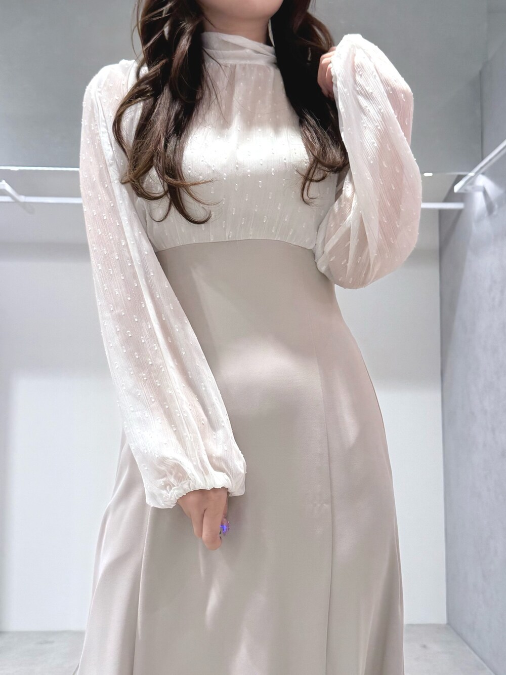 ホワイト系のワンピース、ホワイト系のブーツを着用したレディースの冬コーディネートの5枚目の写真