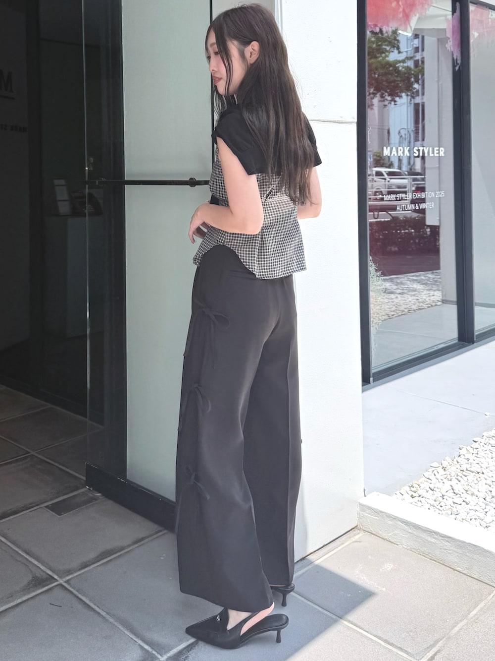 ブラック系のその他パンツ、その他のシャツ/ブラウス、ブラック系のパンプスを着用したレディースの夏コーディネートの3枚目の写真