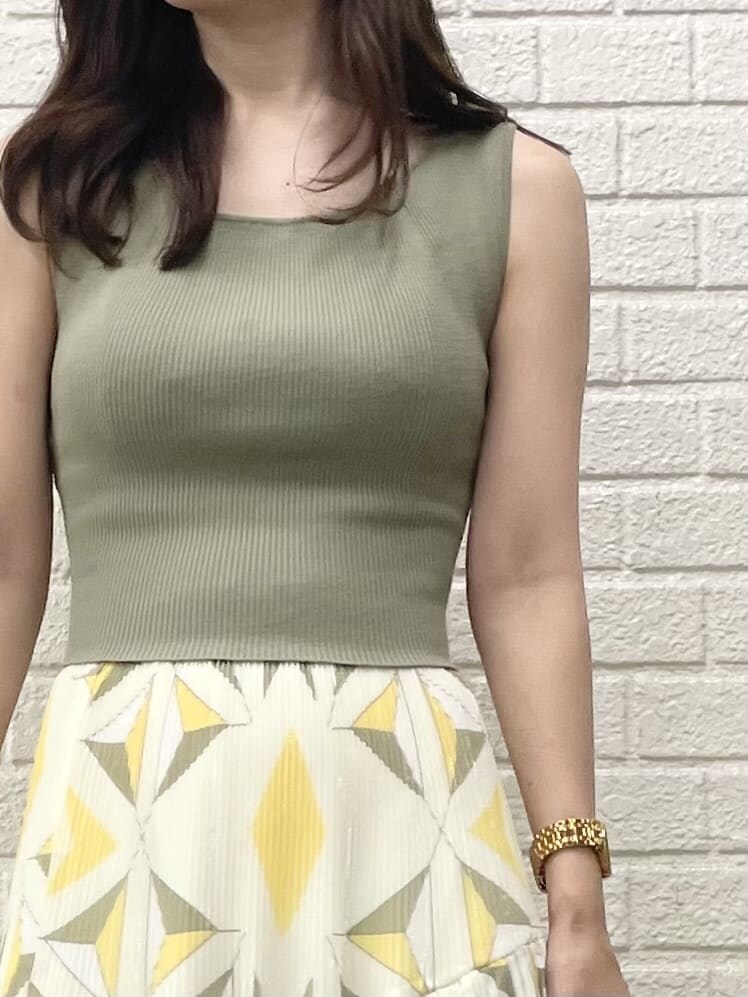 ベージュ系のサンダル、イエロー系のスカート、ベージュ系のニット/セーターを着用したレディースの夏コーディネートの6枚目の写真