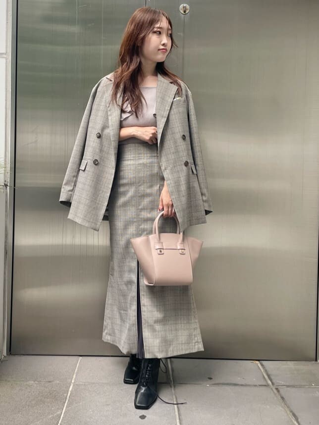 ベージュ系のハンドバッグ、その他のテーラードジャケット、ベージュ系のニット/セーターを着用したレディースの秋コーディネートの2枚目の写真