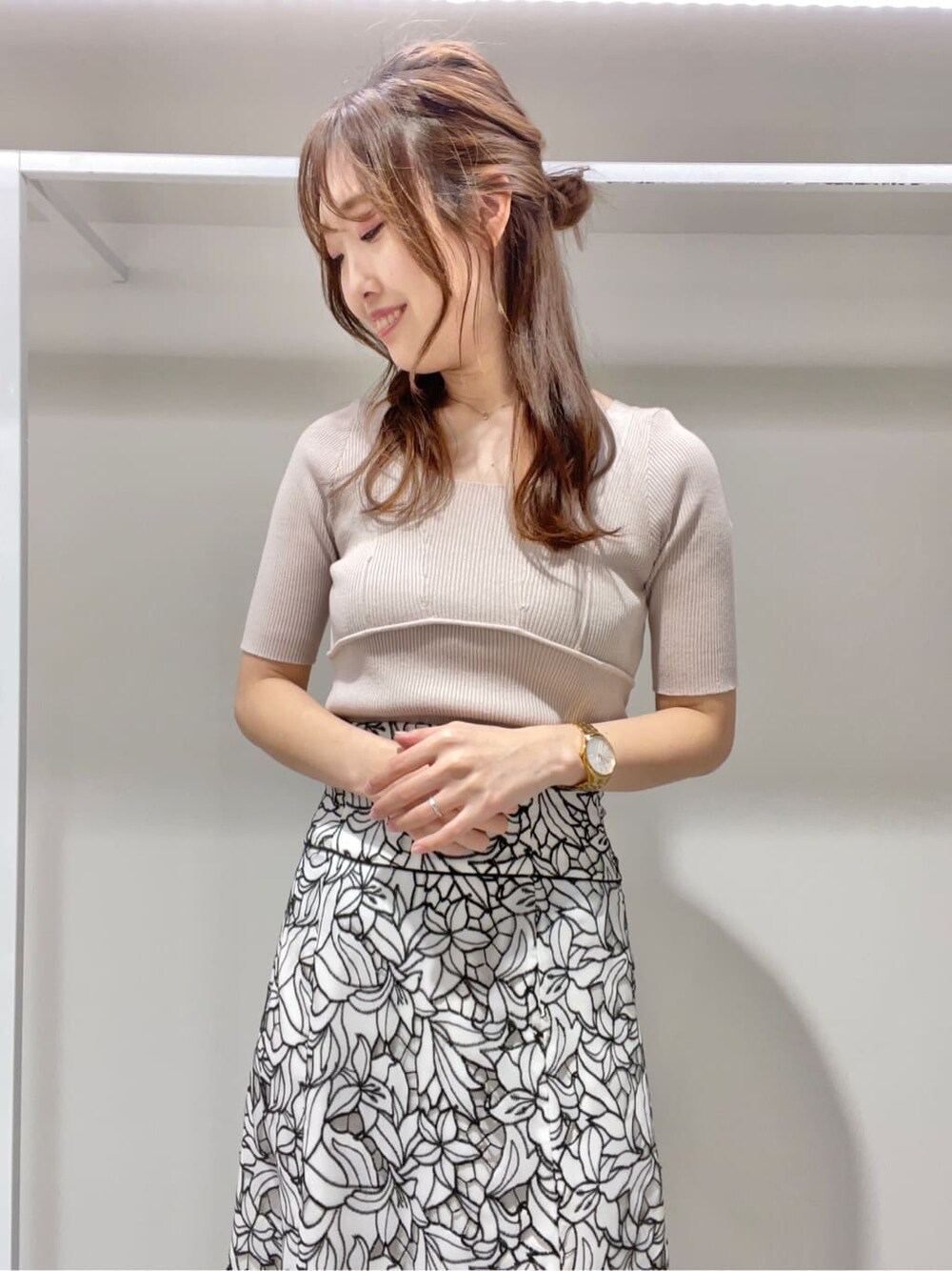 ベージュ系のニット/セーター、ベージュ系のサンダル、ブラック系のスカートを着用したレディースの春コーディネートの9枚目の写真