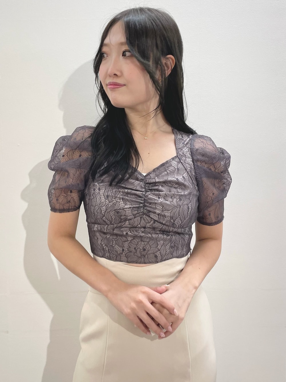 パープル系のシャツ/ブラウス、ホワイト系のスカート、その他のパンプスを着用したレディースの冬コーディネートの4枚目の写真