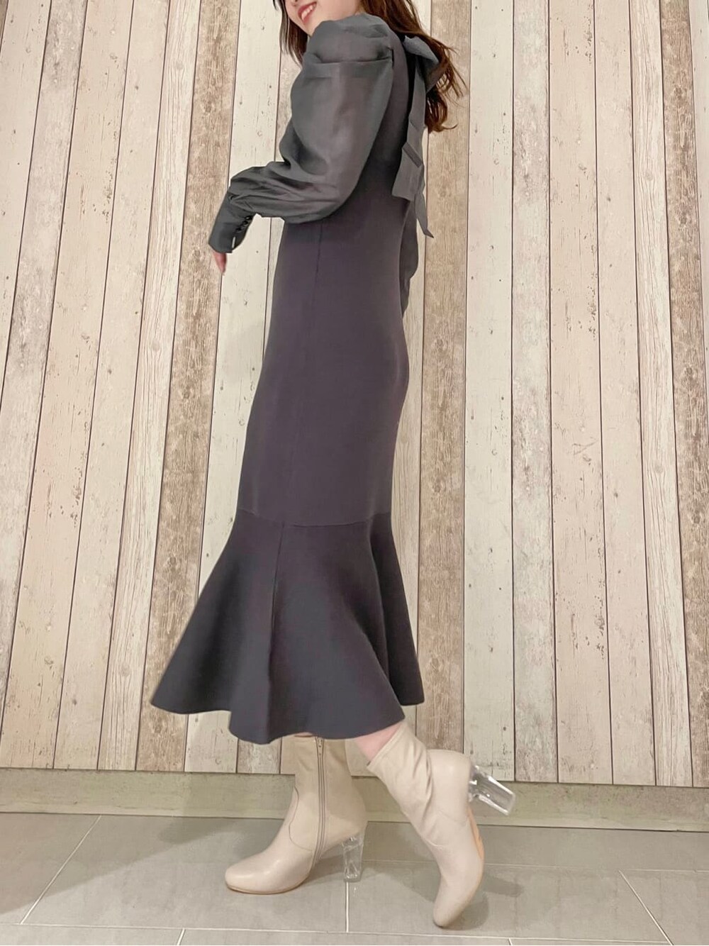 ベージュ系のその他シューズ、ブルー系のワンピースを着用したレディースの冬コーディネートの2枚目の写真