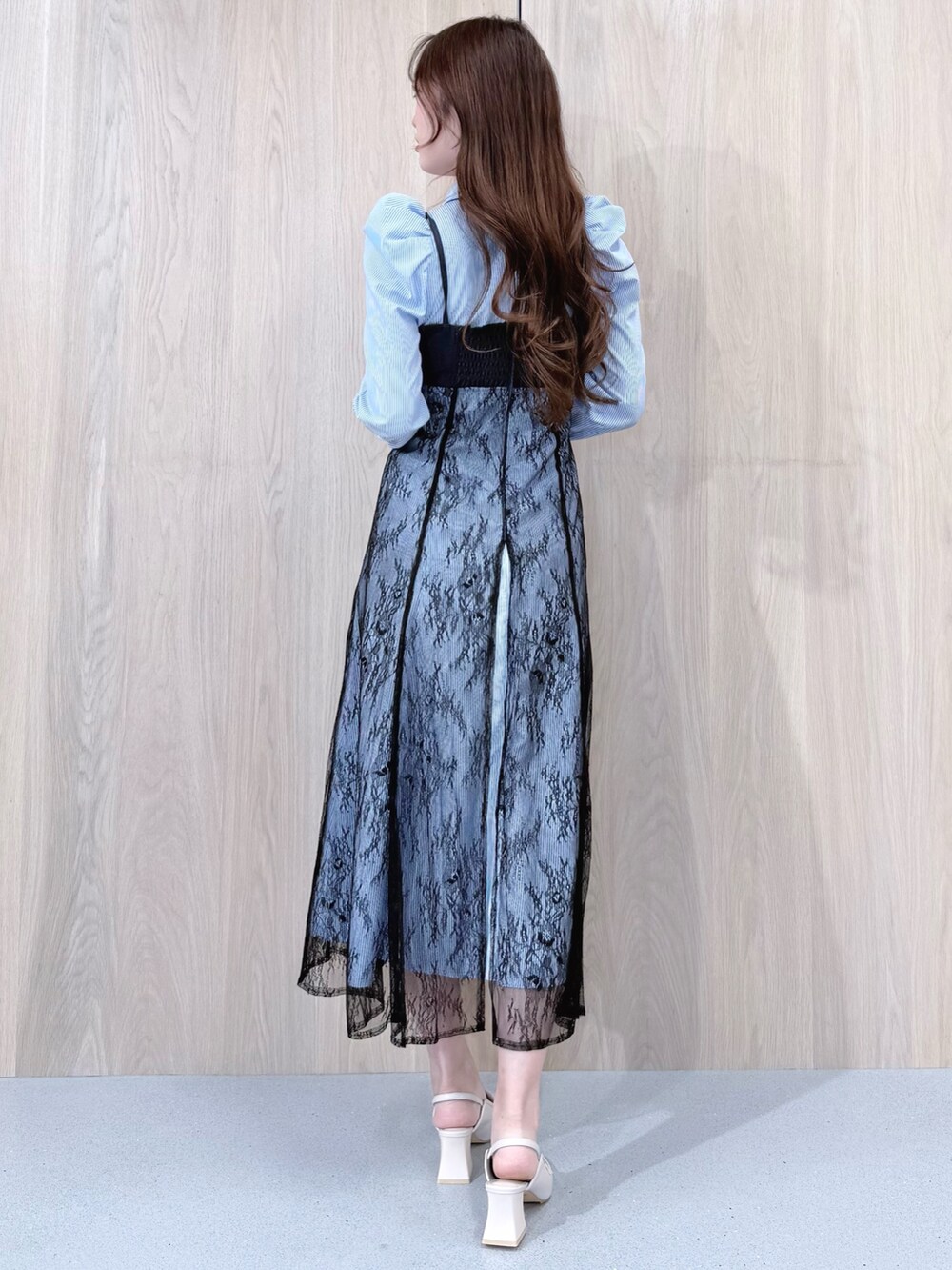 ブルー系のワンピース、ホワイト系のパンプスを着用したレディースの冬コーディネートの4枚目の写真