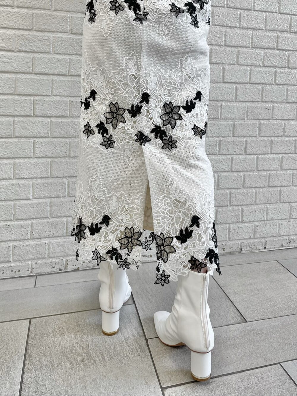 ブラウン系のニット/セーター、ホワイト系のスカート、ホワイト系のその他シューズを着用したレディースの秋コーディネートの8枚目の写真