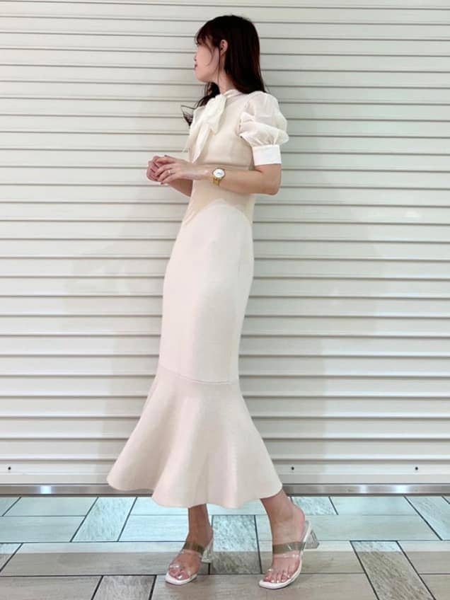 ホワイト系のワンピース、グリーン系のサンダルを着用したレディースの春コーディネートの2枚目の写真