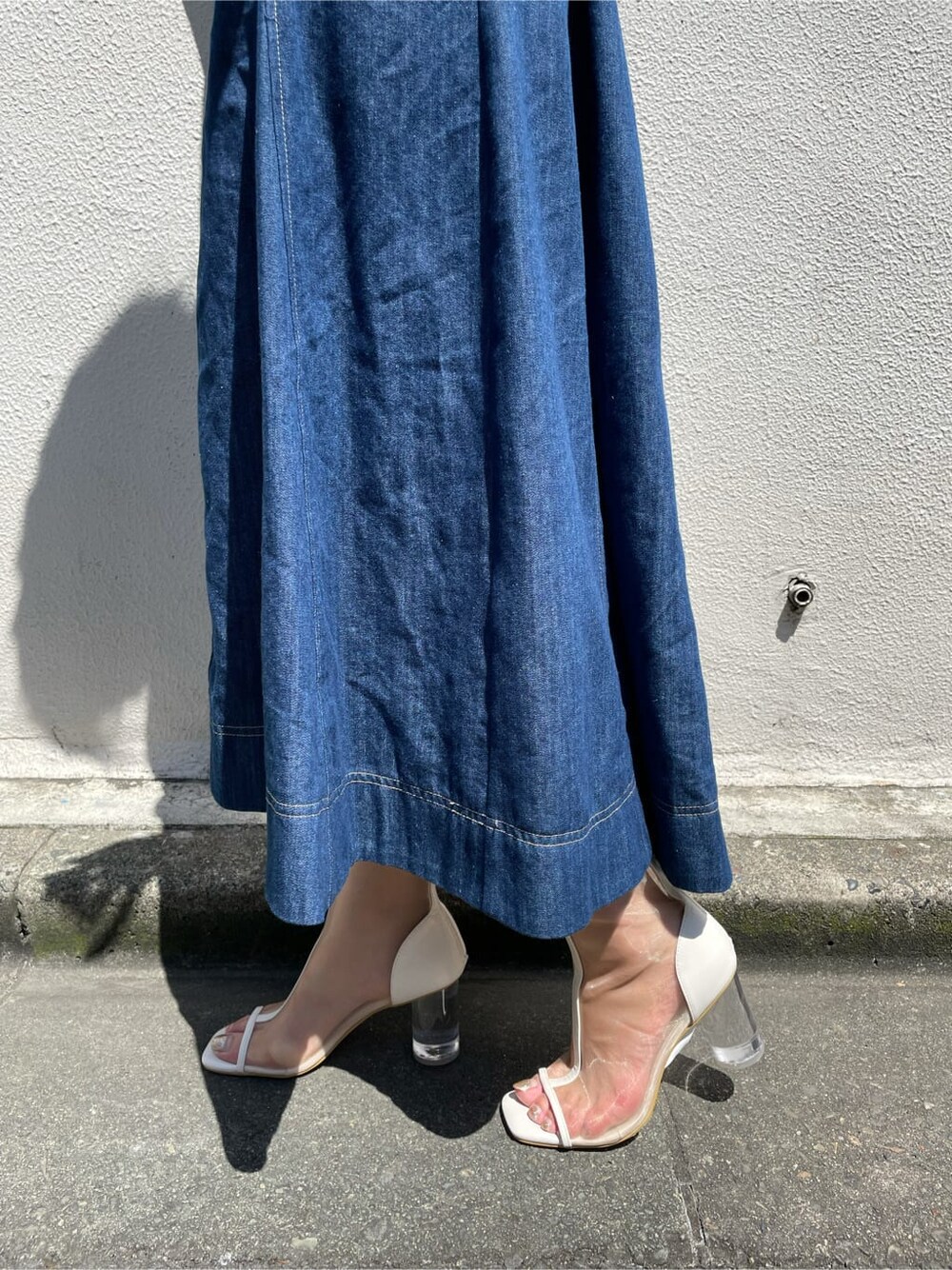 ブルー系のワンピース、ホワイト系のその他シューズ、ホワイト系のベルトを着用したレディースの夏コーディネートの9枚目の写真