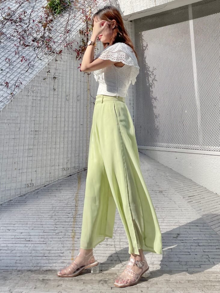 ホワイト系のシャツ/ブラウス、グリーン系のその他パンツ、その他のサンダルを着用したレディースの冬コーディネートの3枚目の写真