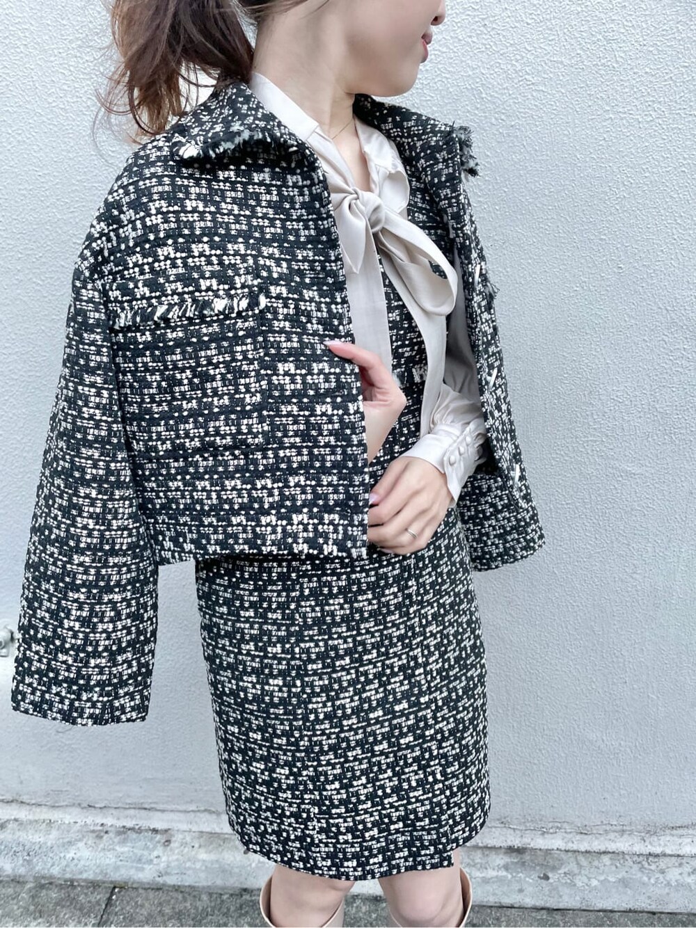 ベージュ系のブーツ、ベージュ系のシャツ/ブラウス、ブラック系のテーラードジャケットを着用したレディースの冬コーディネートの3枚目の写真