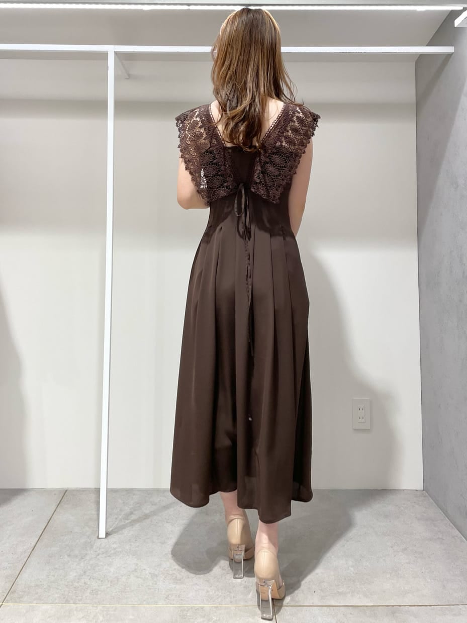 ブラウン系のワンピースを着用したレディースの春コーディネートの3枚目の写真