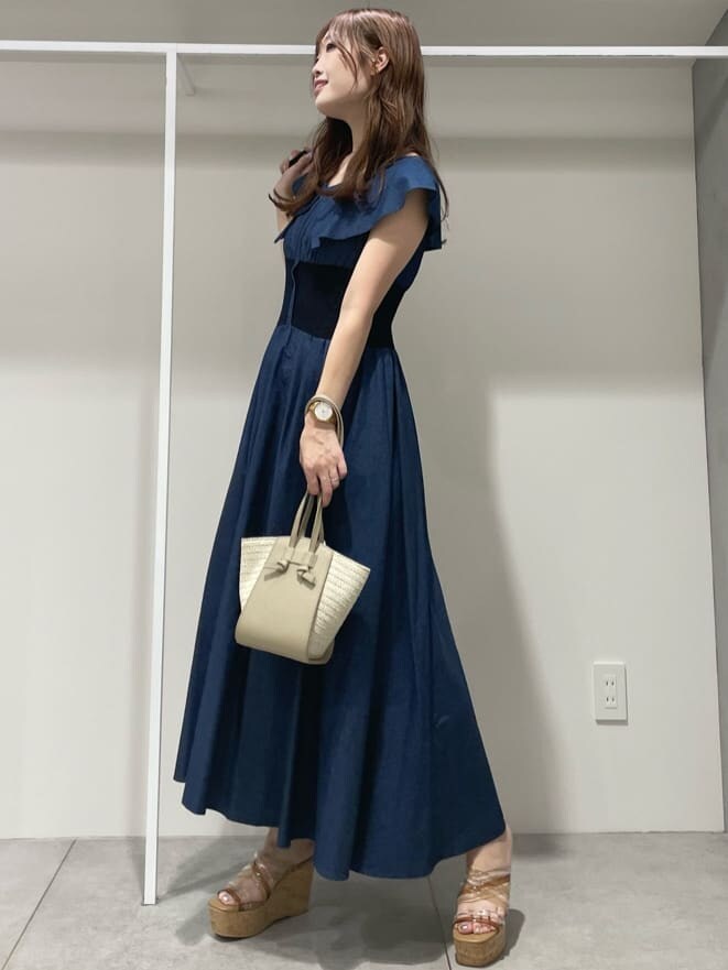 ベージュ系のサンダル、ベージュ系のトートバッグ、ブルー系のワンピースを着用したレディースの夏コーディネートの2枚目の写真