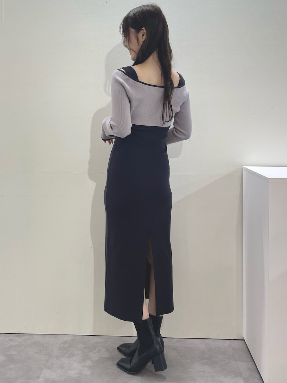 グレー系のワンピース、ブラック系のブーツを着用したレディースの秋コーディネートの3枚目の写真