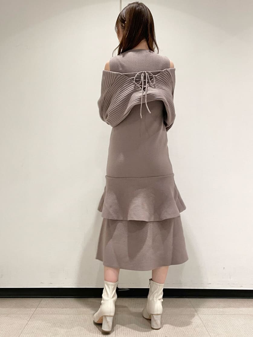 ピンク系のワンピースを着用したレディースの冬コーディネートの3枚目の写真