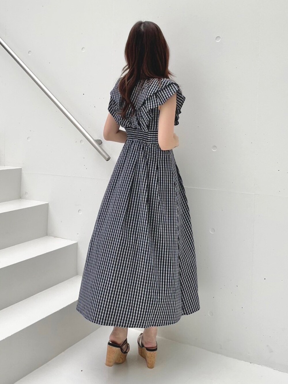 ブラック系のサンダル、その他のワンピースを着用したレディースの春コーディネートの4枚目の写真