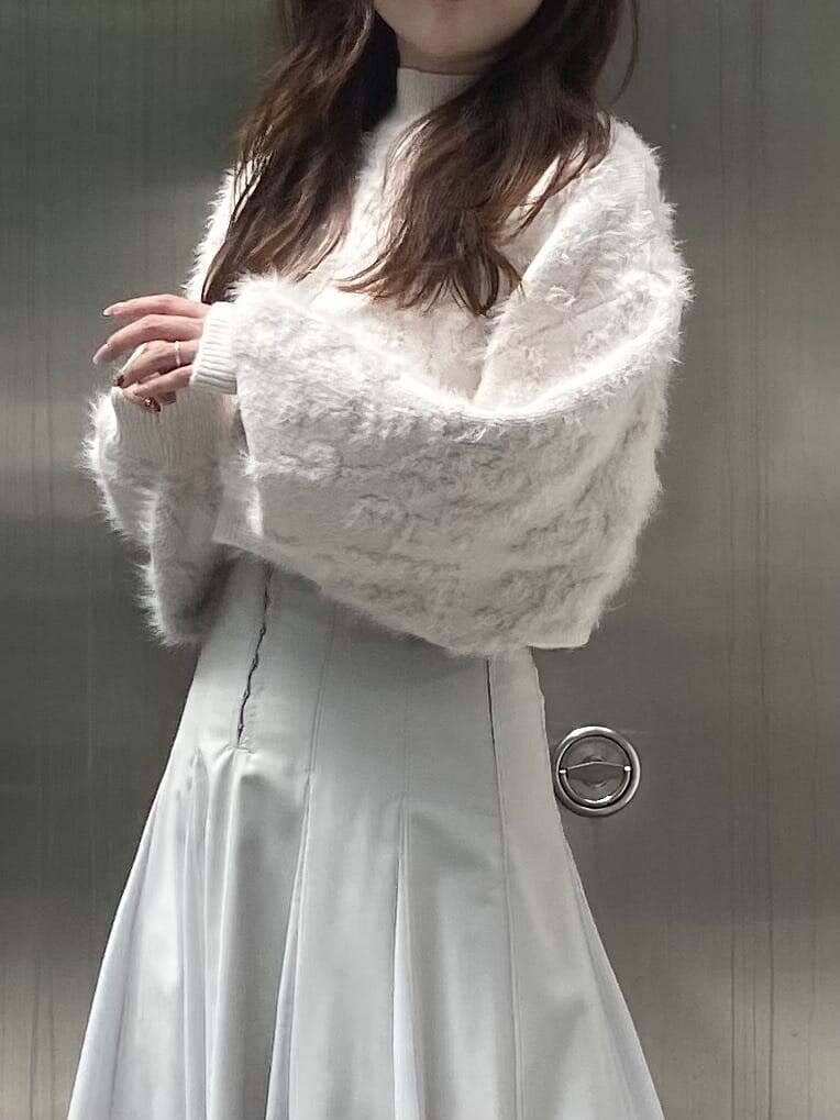 ホワイト系のニット/セーター、グリーン系のスカート、グリーン系のスカートを着用したレディースの秋コーディネートの9枚目の写真