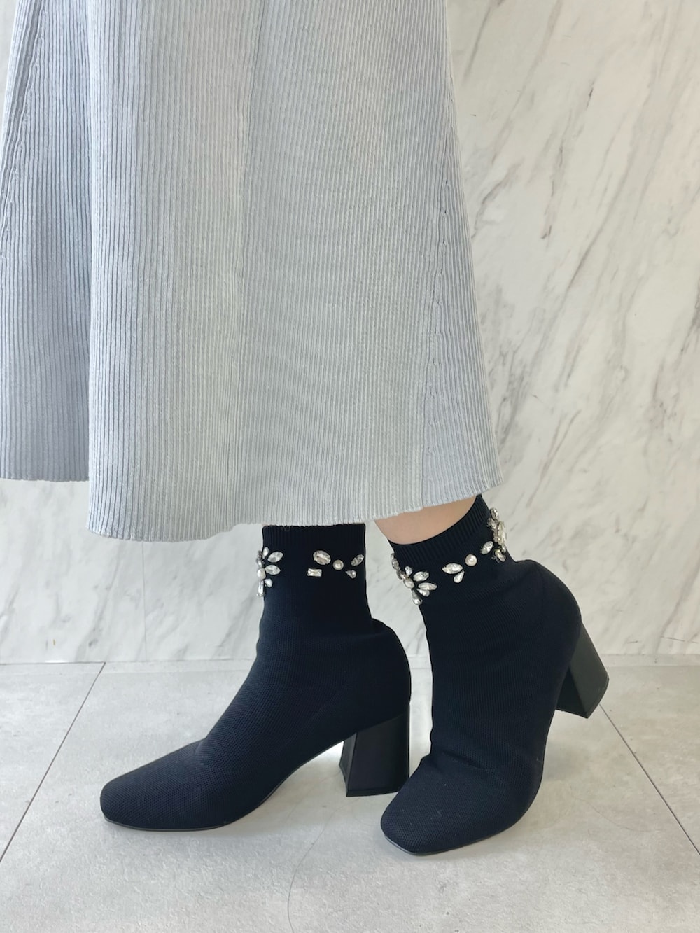 ブルー系のワンピース、ブラック系のブーツ、ベージュ系のムートンコートを着用したレディースの秋コーディネートの10枚目の写真