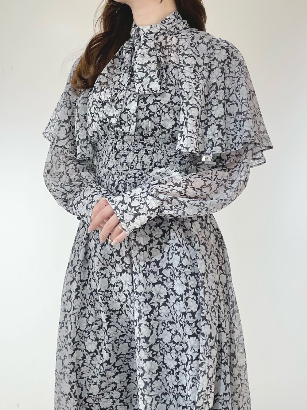 ブラック系のワンピース、ブラック系のサンダルを着用したレディースの冬コーディネートの5枚目の写真